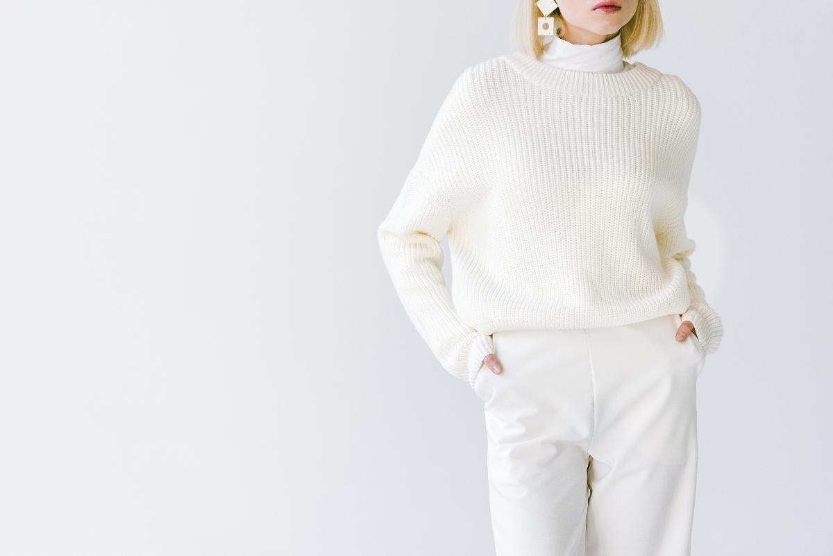 Modell i eksklusive, hvite klær